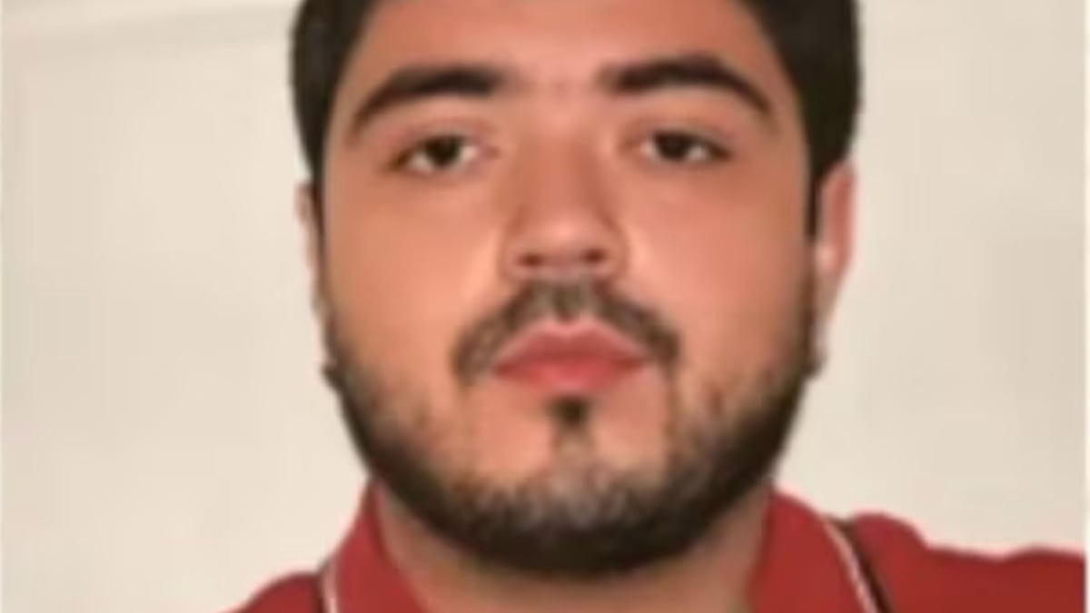 El líder de Los Rugrats, Carlos Paez, enfrenta graves acusaciones de narcoterrorismo y se encuentra prófugo.