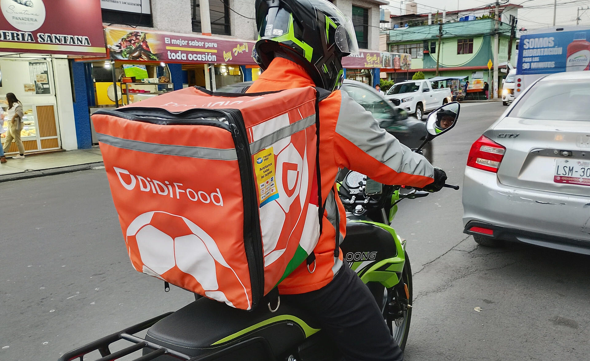 El aumento de pedidos de comida durante el Mundial transforma las calles de Ciudad de México en un campo de batalla para repartidores.