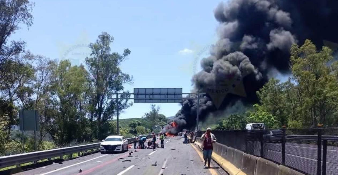 Un grave accidente en la autopista Guadalajara-Tepic dejó al menos 10 muertos, causado por un tráiler sin frenos.