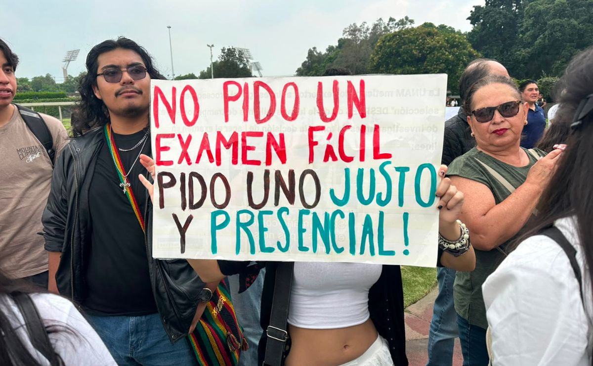 Estudiantes marchan hacia la Rectoría de la UNAM, demandando la repetición del examen de admisión en modalidad presencial.
