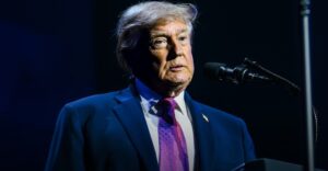 Operador de teleprompter de Trump despedido por apuestas en discursos