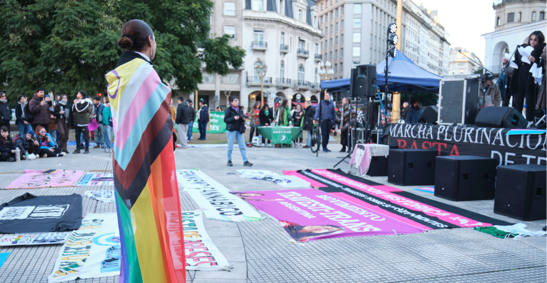 Reportes recientes revelan que la violencia hacia personas LGBT+ en México ha cobrado 115 vidas, reflejando graves problemas sociales.