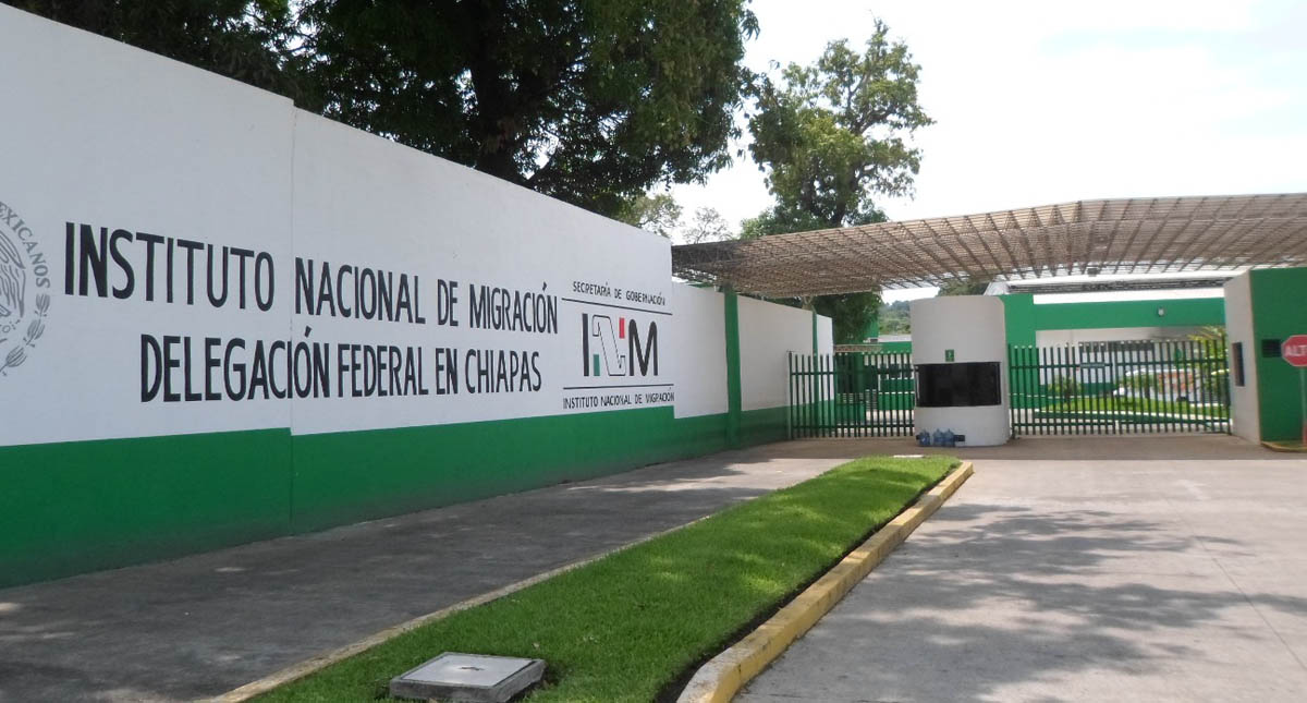 Un grupo de migrantes cubanos se amotina en la estación Siglo XXI, provocando un incendio y caos tras su deportación.
