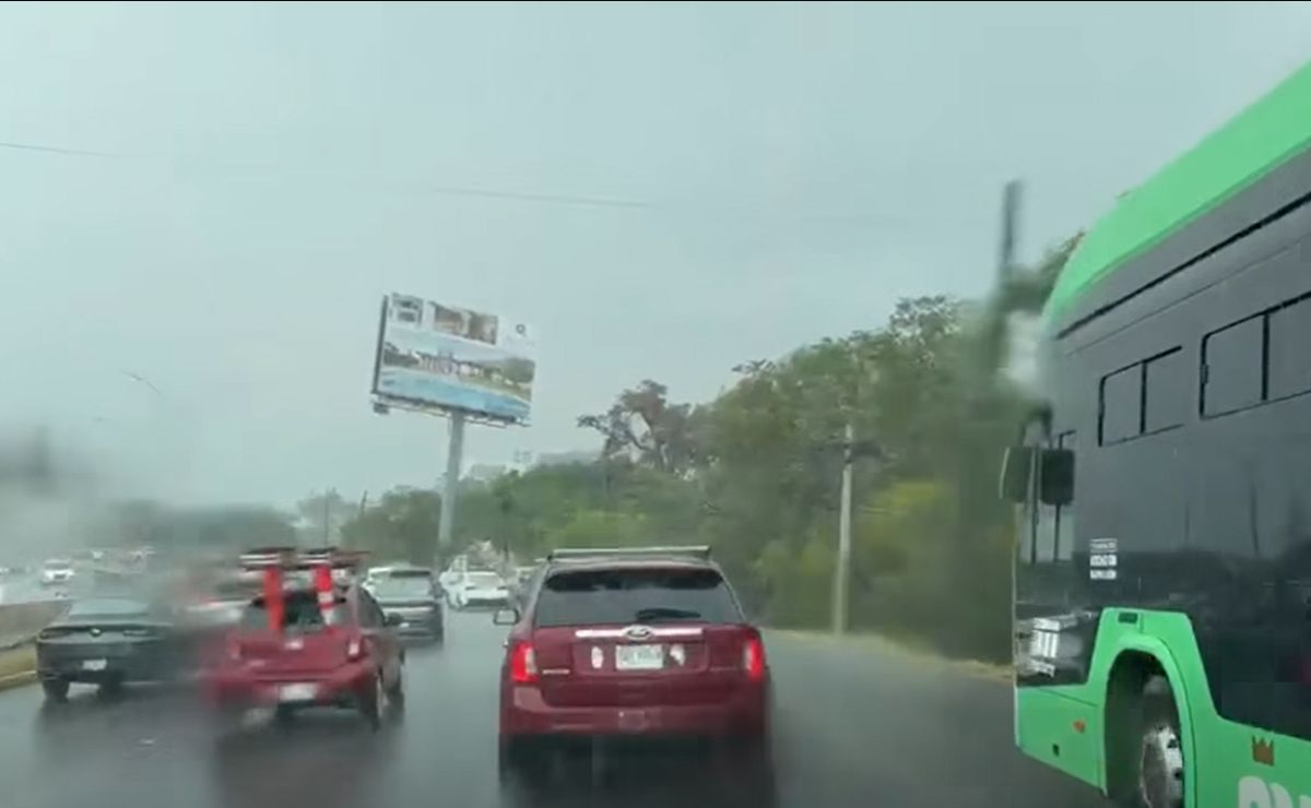 El Aeropuerto Internacional de Monterrey ha suspendido sus operaciones aéreas debido a las fuertes lluvias que afectan la zona.
