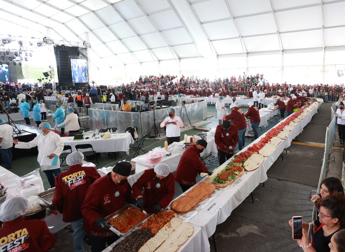 Una torta monumental de 1.5 toneladas logra un asombroso récord Guinness, destacando la tradición culinaria mexicana.