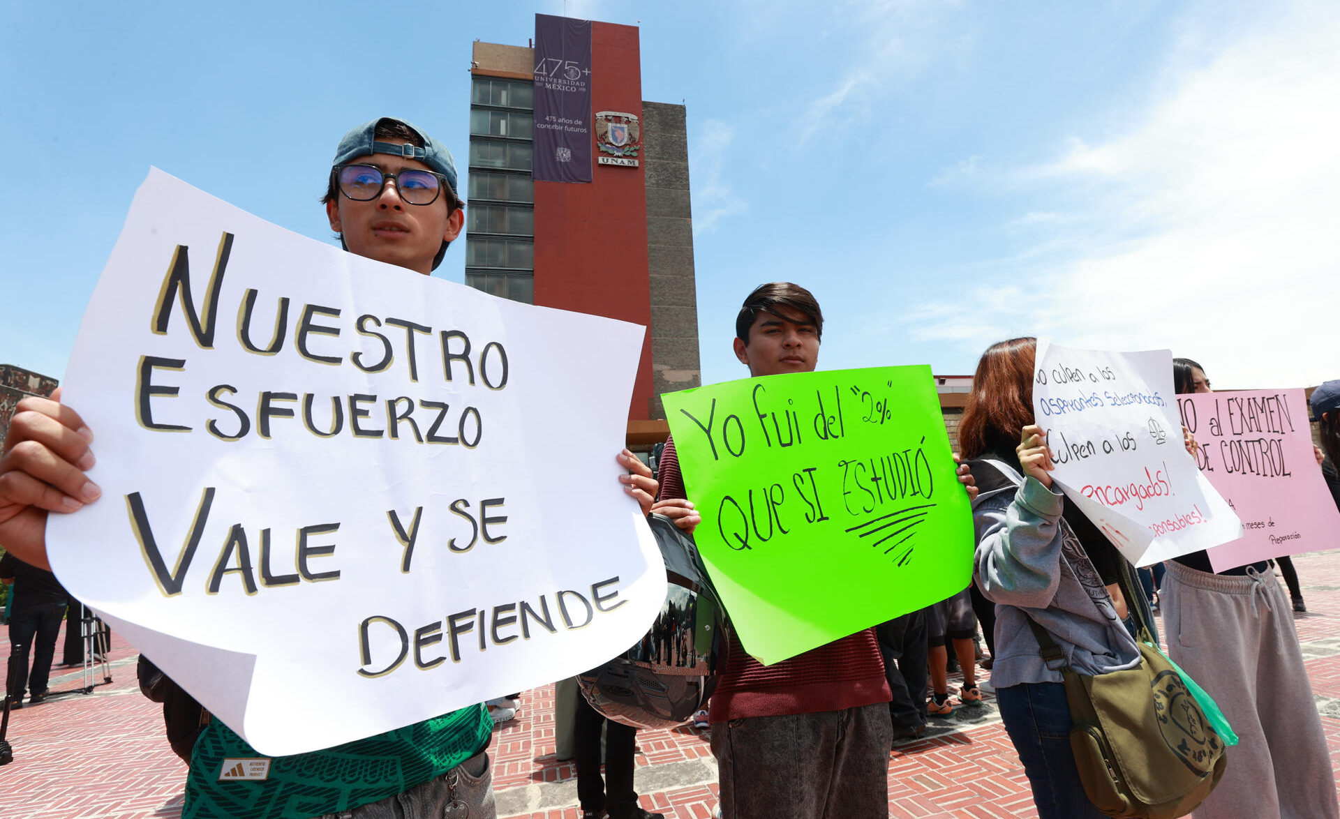 Estudiantes reclaman transparencia en el acceso a la UNAM tras movilización pacífica, pidiendo respeto a sus derechos.